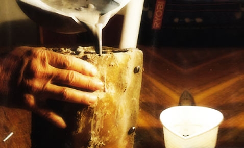 the image shows the process of elaboration of the winner's trophy